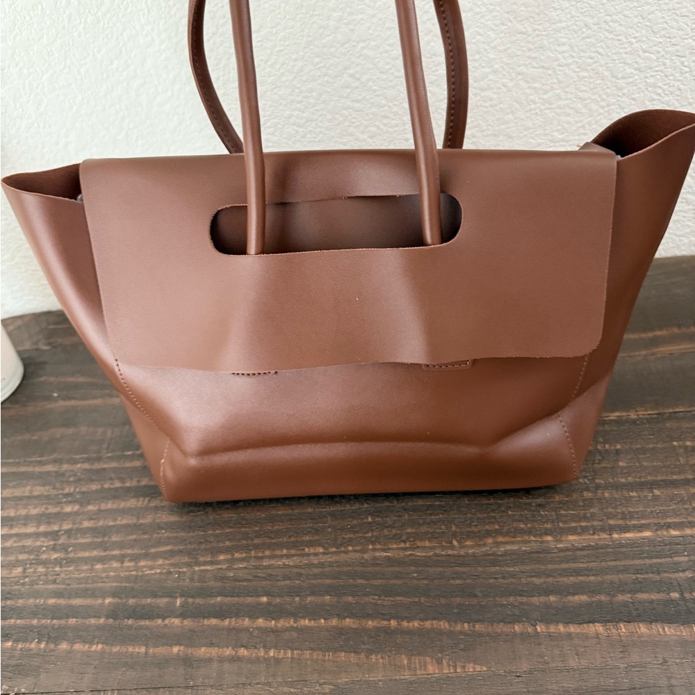 ❤️❤️❤️ SOLD!!! 
Elegant Brown Leather Tote Bag